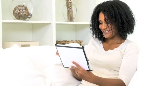 Mulher afro-americana usando computador tablet — Vídeo de Stock