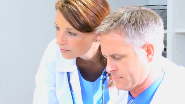 Lékaři pracují společně v ordinaci — Stock video
