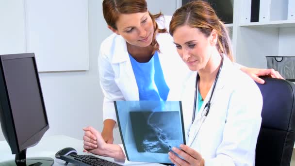 Mulheres médicas que analisam filmes de raios-X — Vídeo de Stock