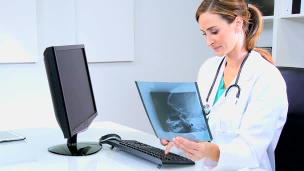 Médico feminino analisando filme de raios-x — Vídeo de Stock