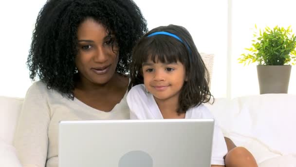 Mère avec fille à l'aide d'un ordinateur portable — Video