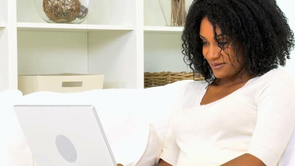 Mujer afroamericana usando computadora portátil — Vídeos de Stock