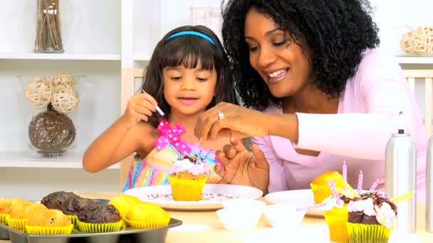 Мама с дочерью пекут кексы — стоковое видео