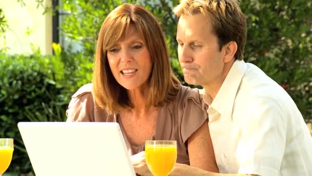 Casal em casa jardim com computador portátil — Vídeo de Stock
