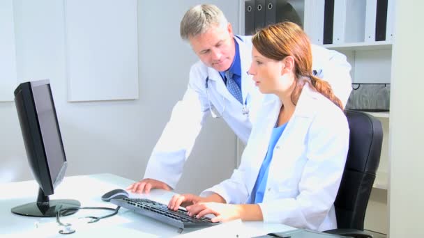 Médicos usando computador em consultório médico — Vídeo de Stock