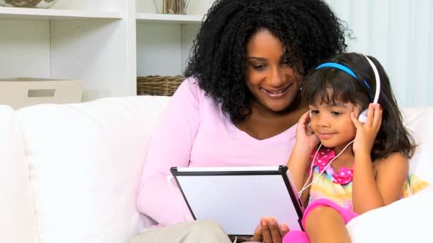 Mãe com filha jogando jogos em tablet sem fio — Vídeo de Stock