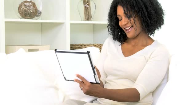 African American woman using tablet computer — Stock Video