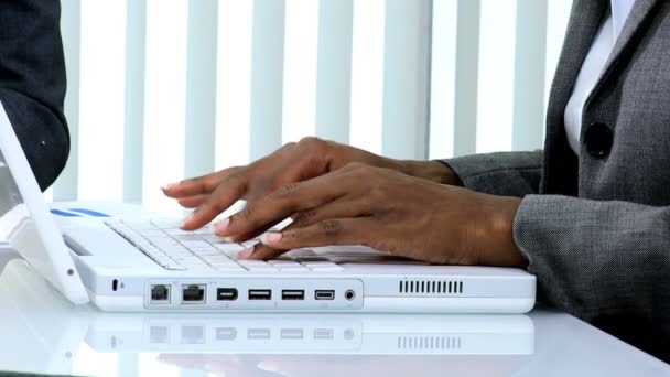 Businesswoman using wireless laptop computer — Stock Video