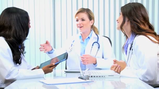 Mujeres consultoras médicas reunidas en la sala de juntas — Vídeo de stock