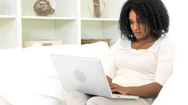 Mulher americana africana usando computador portátil — Vídeo de Stock