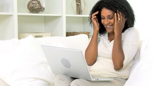 African American woman using laptop computer — Stock Video