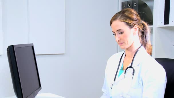 男性と女性の医師が x 線テストを議論します。 — ストック動画