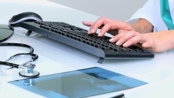 Medico femminile digitando sulla tastiera del computer — Video Stock