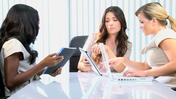 Femmes d'affaires se réunissant dans une salle de réunion moderne — Video