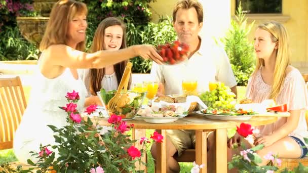 Ouders met dochters na de lunch thuis tuin — Stockvideo