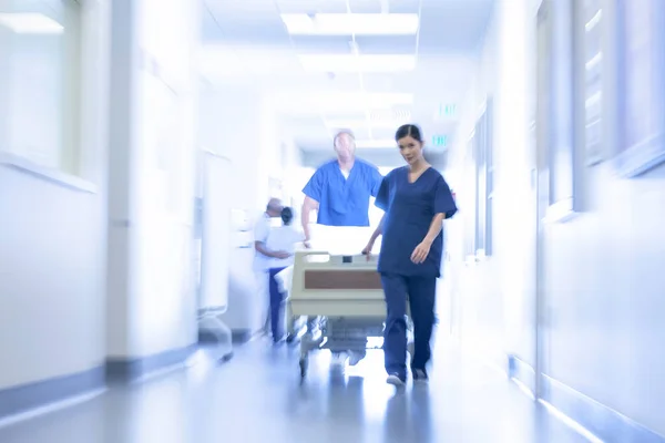 Personal Enfermería Femenino Masculino Multiétnico Uniformes Con Cama Hospital Obturador —  Fotos de Stock