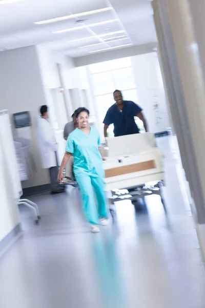 Personal Enfermería Afroamericano Matorrales Con Cama Hospital Moderno Centro Salud —  Fotos de Stock