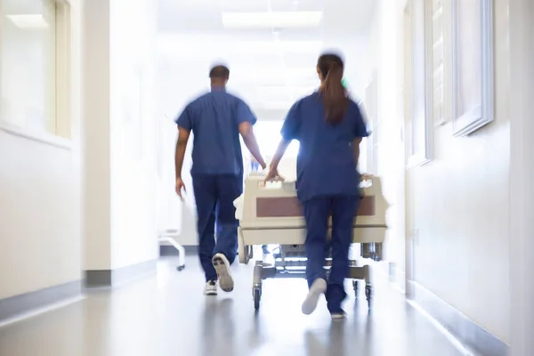 Personal Enfermería Multiétnico Masculino Femenino Con Cama Paciente Hospital Moderno —  Fotos de Stock
