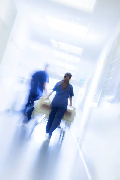 Άνδρας Και Γυναίκα Πολυεθνικό Νοσηλευτικό Προσωπικό Στολή Τρίβει Κρεβάτι Νοσοκομείου — Φωτογραφία Αρχείου