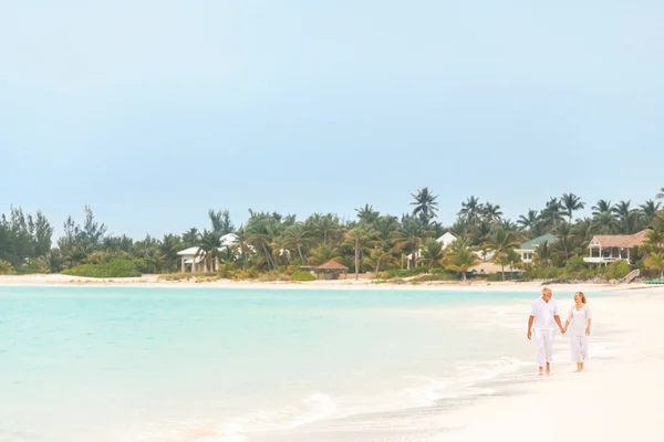 Lächelndes Kaukasisches Rentnerehepaar Weißen Freizeitkleidern Gemeinsam Draußen Luxuriösen Karibik Urlaubsstrand — Stockfoto