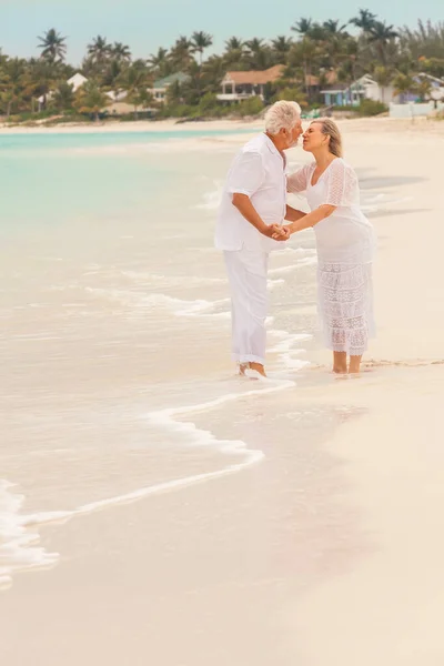 Attraente Anziano Maschio Femmina Caucasico Coppia Che Condivide Bacio Una — Foto Stock