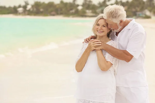 Amare Caucasico Anziani Pensione Coppia Bianco Abiti Casual All Aperto — Foto Stock