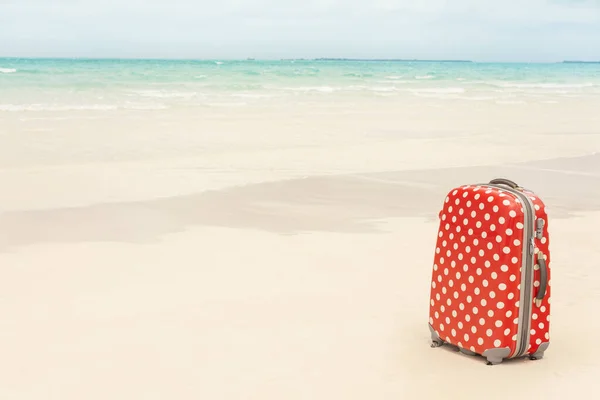 Red Travel Luggage Tranquil Beach Luxury Tropical Sunshine Vacation Resort — Photo