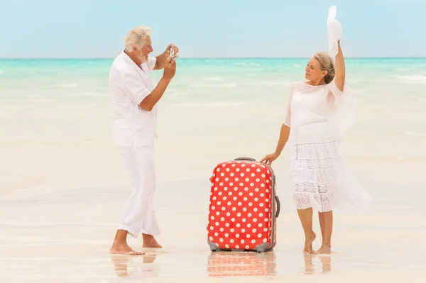 Felice Maturo Caucasico Pensione Coppia Bianco Posa Sulla Spiaggia Vacanza — Foto Stock