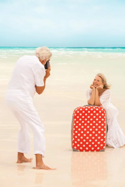 Ευτυχισμένο Ώριμο Λευκό Συνταξιούχο Ζευγάρι Λευκό Ποζάρουν Στην Παραλία Διακοπών — Φωτογραφία Αρχείου
