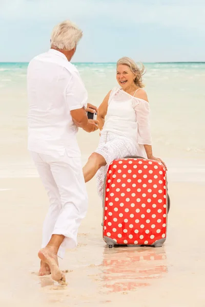 Senior Caucasian Retirement Couple White Clothes Laughing Photography Posing Camera — Foto de Stock