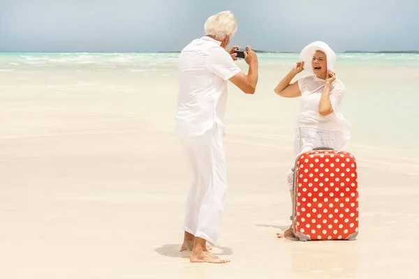 Καυκάσιο Ηλικιωμένο Ζευγάρι Λευκά Casual Ρούχα Στην Παραλία Της Καραϊβικής — Φωτογραφία Αρχείου