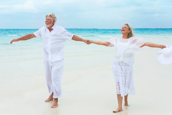 Αγαπώντας Ηλικιωμένους Άνδρες Και Γυναίκες Καυκάσιοι Ζευγάρι Λευκά Casual Ρούχα — Φωτογραφία Αρχείου