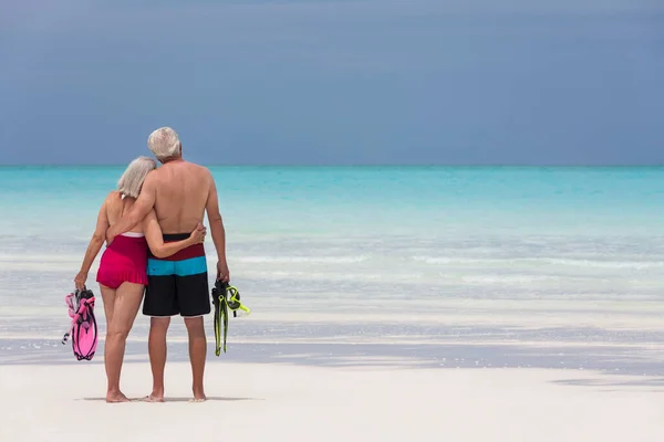 シニア男性と女性白人カップルで水着で熱帯カリブ海のビーチでシュノーケリング — ストック写真