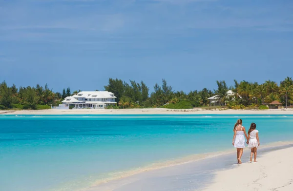 Glückliche Junge Kaukasische Schwestern Weißem Kleid Spazieren Tropischen Strand Ozean — Stockfoto