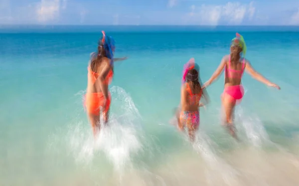 Giovani Ragazze Caucasiche Sane All Aperto Che Corrono Mare Costume — Foto Stock