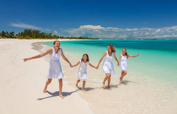 Junge Kaukasische Eltern Und Kinder Haben Spaß Beim Gemeinsamen Strandurlaub — Stockfoto