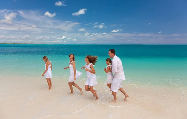 Jóvenes Padres Niños Caucásicos Divierten Juntos Vacaciones Playa Resort Tropical — Foto de Stock