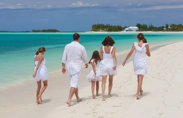 Happy Healthy Young Caucasian Family White Clothes Walking Tropical Beach — Stockfoto