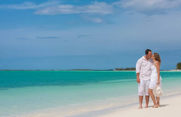 Couple Caucasien Amoureux Sain Partageant Proximité Extérieur Mer Sur Plage — Photo