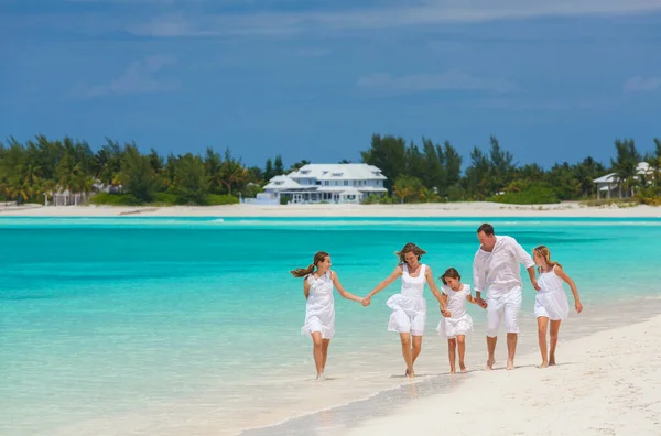Happy Healthy Young Caucasian Family White Clothes Walking Tropical Beach — 스톡 사진