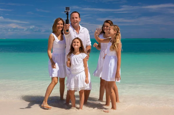 Happy Healthy Young Caucasian Family White Clothes Using Smartphone Selfie — ストック写真