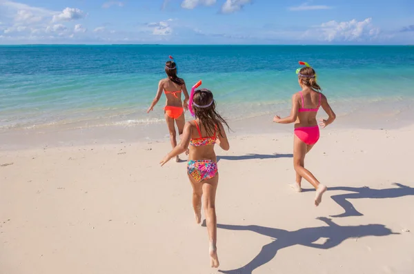 Valkoihoinen Nuoret Tytöt Onnellisuutta Ulkona Meren Rannalla Uimapuvut Snorkkelilaitteilla Hauskaa — kuvapankkivalokuva