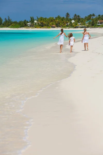 Friska Unga Amerikanska Kaukasiska Systrar Sommarklänning Spelar Stranden Grunda Tropiska — Stockfoto