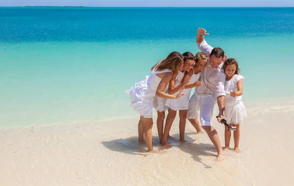 Happy Healthy Young Caucasian Family White Clothes Using Smartphone Selfie — kuvapankkivalokuva