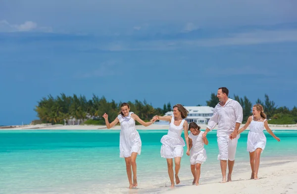 Young Caucasian Parents Children Having Fun Beach Vacation Together Tropical — kuvapankkivalokuva