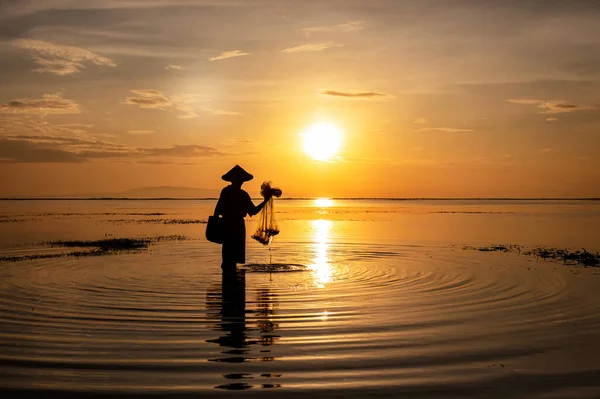 Sunrise Balinese Pescatore Silhouette Preparare Sue Reti Pesca Gettare Lungo — Foto Stock