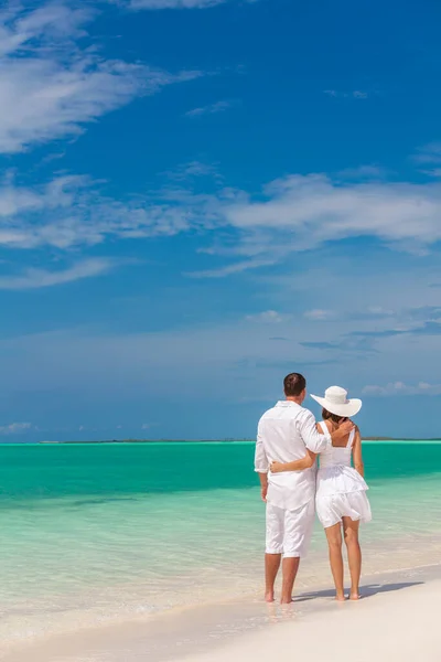 Barefoot Caucasian Couple White Clothes Loving Romance Healthy Outdoors Ocean — Stockfoto