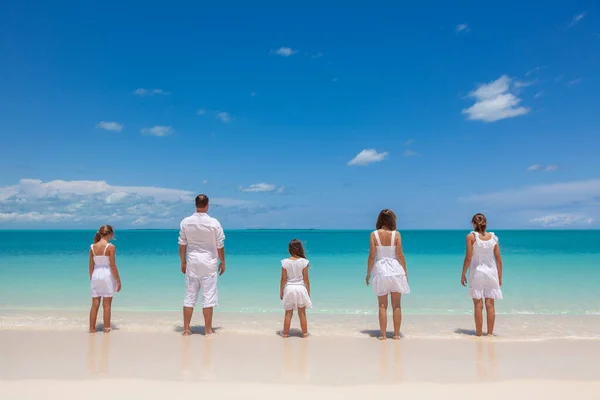 Happy Young Caucasian Family Togetherness White Clothes Standing Tropical Beach – stockfoto