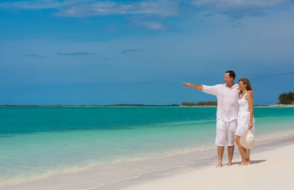 Happy Loving Caucasian Couple White Clothing Carefree Outdoors Ocean Tropical — Stockfoto