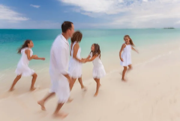 Imagen Borrosa Del Movimiento Feliz Familia Caucásica Joven Sana Ropa —  Fotos de Stock